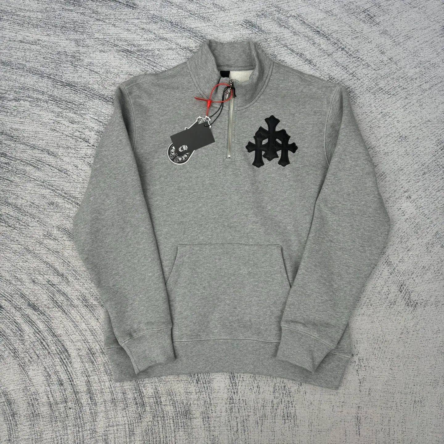 P406 Chrome Heart FW25 leather cross half-zip sweatshirt Size: S/M/L/XL Made of high-weight pure cotton terry fabric Pre-shrunk to ensure wearing stability Three-dimensional leather cross label Half-zip neckline with dagger-shaped zipper pull Combined with curved hem tailoring and kangaroo pocket